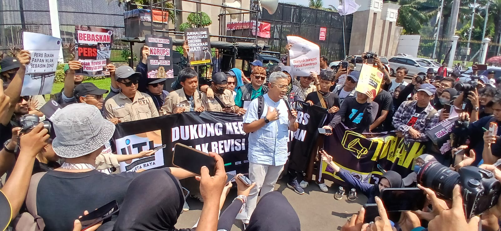 Sejumlah jurnalis unjuk rasa di DPR RI, menyuarakan anti kekerasan terhadap jurnalis . (Dok.LBJ)